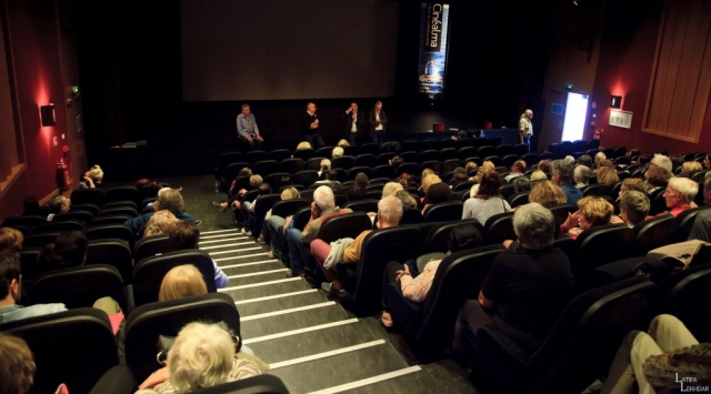 Charles Scibetta, Maire de la ville de Carros et Nour-Eddine Lakhmari , réalisateur du film "Burn Out" lors du débat avec le public.