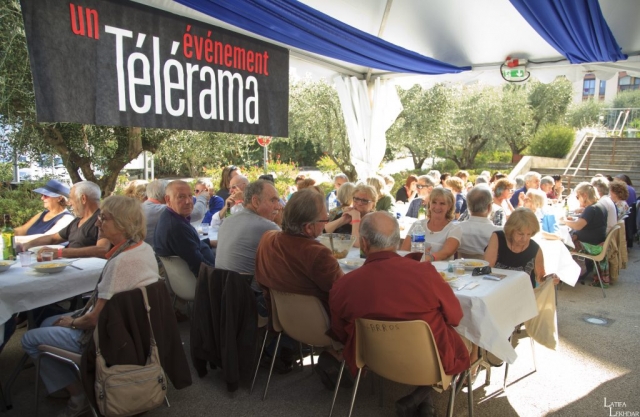 Repas convivial autour d'un couscous organisé par l'association Maroc Culture et Tradition
