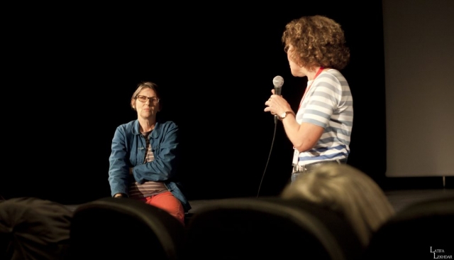 Anne Alix, réalisatrice du film "Il se passe quelque chose" lors du débat avec le public