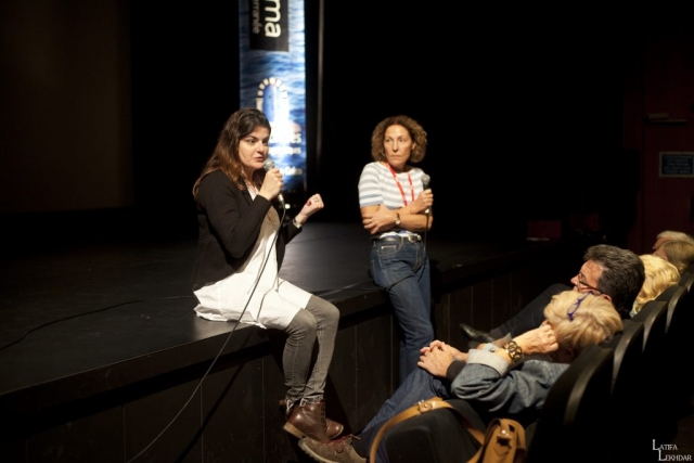 Gaya Jiji, réalisatrice du film "Mon tissu préféré" et Catherine Joslin présidente de l'association Cinéactions lors du débat avec le public
